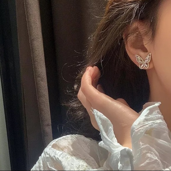 🌟 Gold Plated 14K Gold Butterfly 🦋 Stud Earrings - Picture 3 of 4